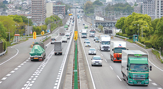 高速道路のドライブマナーのイメージ