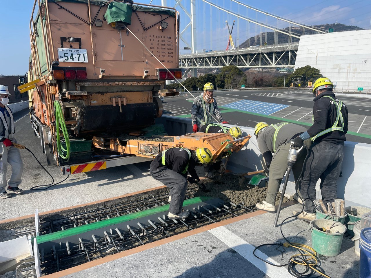 めかりPA内_伸縮装置取替工事状況